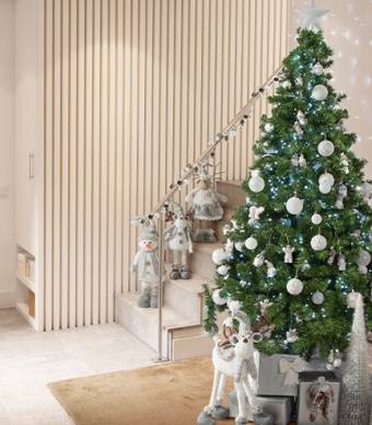 árvore de natal montada numa sala com luzes a piscar